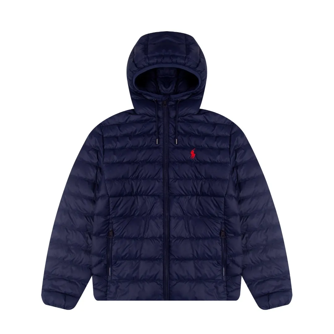 P560 White background picture [Popular in winter] Style number: 25115# Color: black/navy/grey apricot Size: S-XL - Ralph Lauren/Ralph Lauren 2025FW Winter popular half-covered high-collar hooded lightweight gall-free rib down jacket - the same as the original 400T gall-free nylon on the face Elastic hemming restraint Lightweight technological warmth - corn tooth high-quality resin zippers Large and small partition zippers Single version, single opening - ingenious restoration, full set of customized hardware and accessories, all details processed 100% - RL Ralph Lauren classic light rib down jacket. With the blessing of 25 years of rib fire, it firmly sits in the C position of this autumn and winter wardrobe. It has a light and fluffy touch. There is almost no burden on the upper body. One piece for winter in the south. It can be used as an inner layer in the north. The hood/hem can be flexibly adjusted for tightness. It can be worn for daily commuting or light outdoor scenes while keeping warm. It can also present a smart and lightweight style and texture. Regular fit. Genderless upper body. Highly recommended.